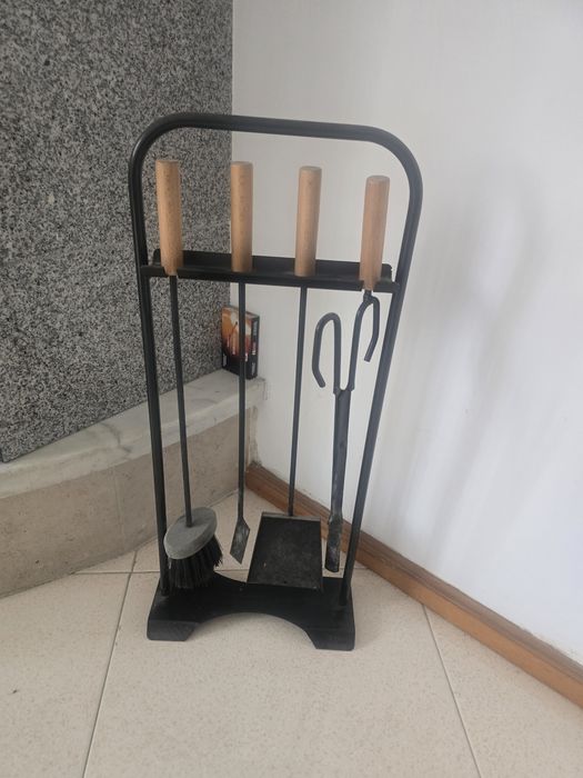 Conjunto de lareira, com cabo de madeira