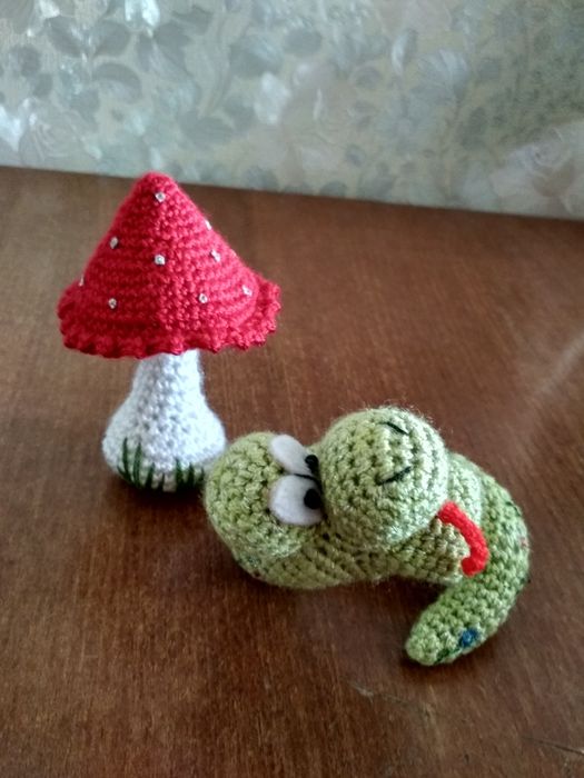 В'язана іграшка "Гадюка під грибочком".
