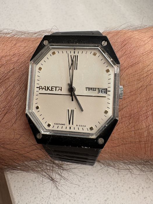 Stary zegarek nakręcany Raketa