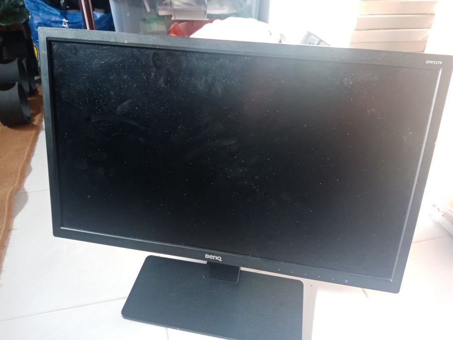 Monitor 23 polegadas. Acompanha cabo de rede e cabo de alimentação