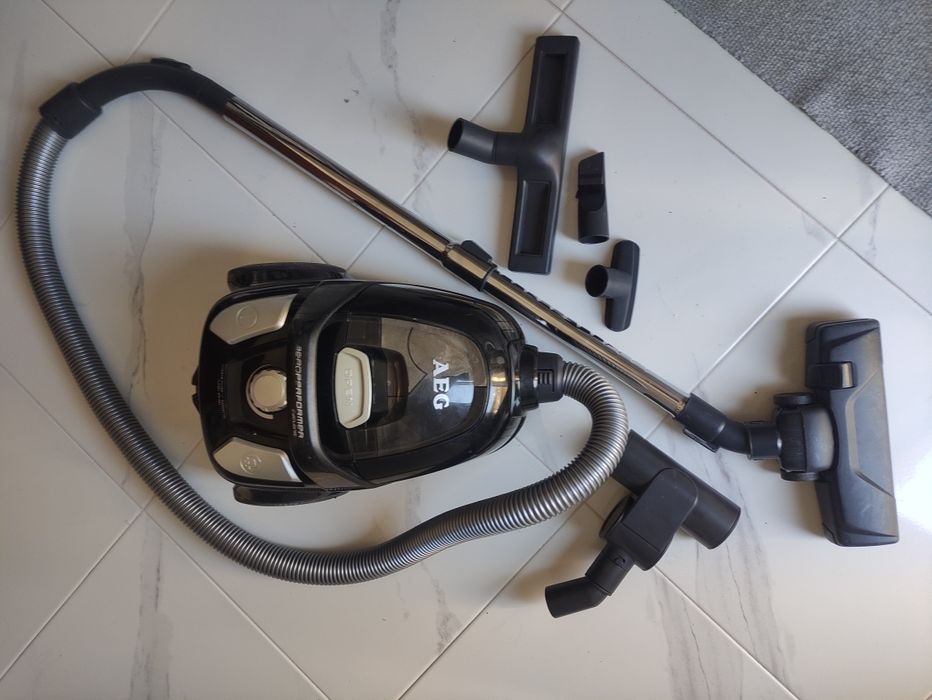 Aspirador AEG sem saco

Defeito: partida "dobradiça" do depósito, mas