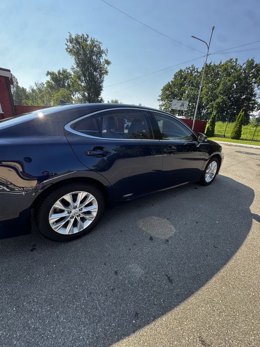 Продам  Lexus ES 300 H