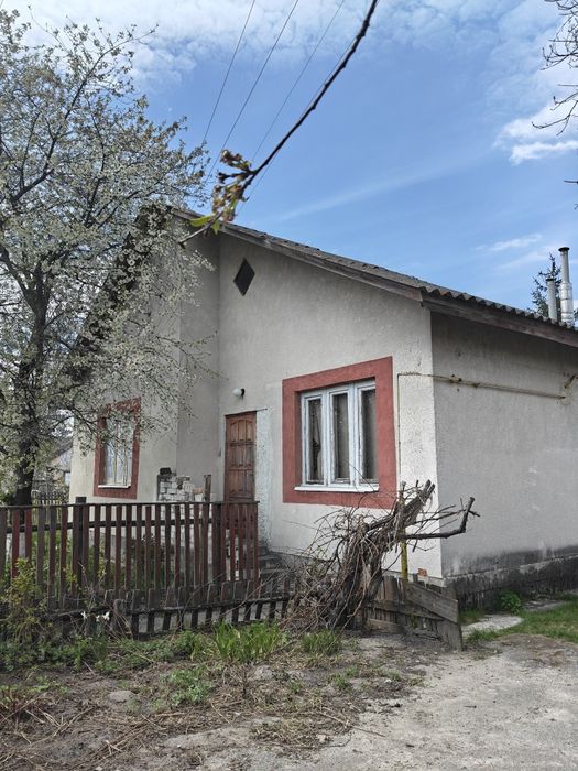 Продаж будинку в передмісті.