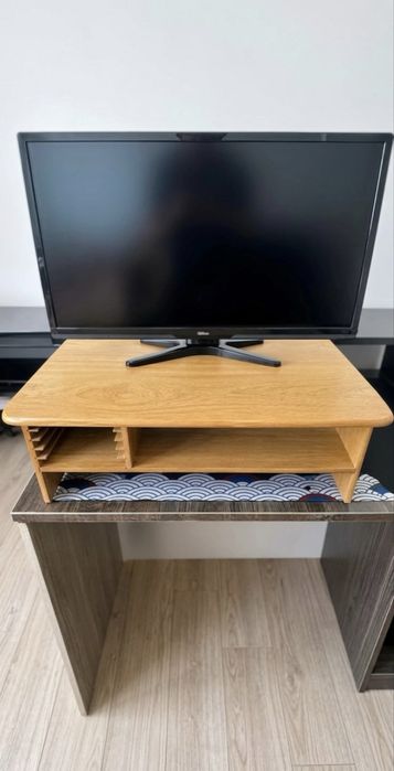 Suporte/organizador para monitor ou televisão em madeira