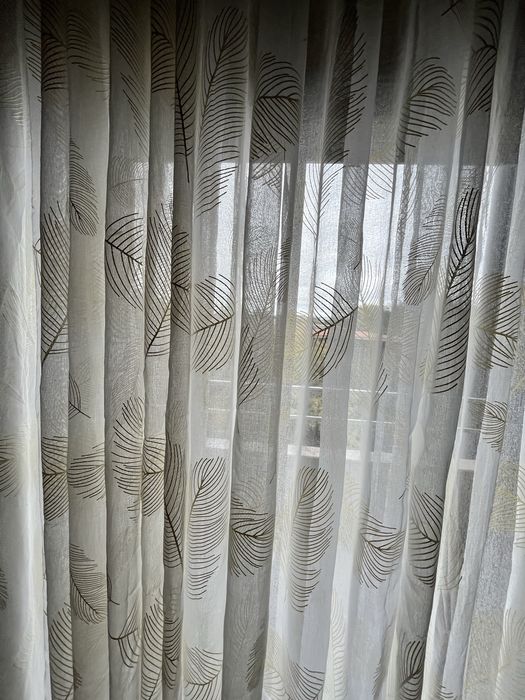 Cortinas brancas com padrão(4).