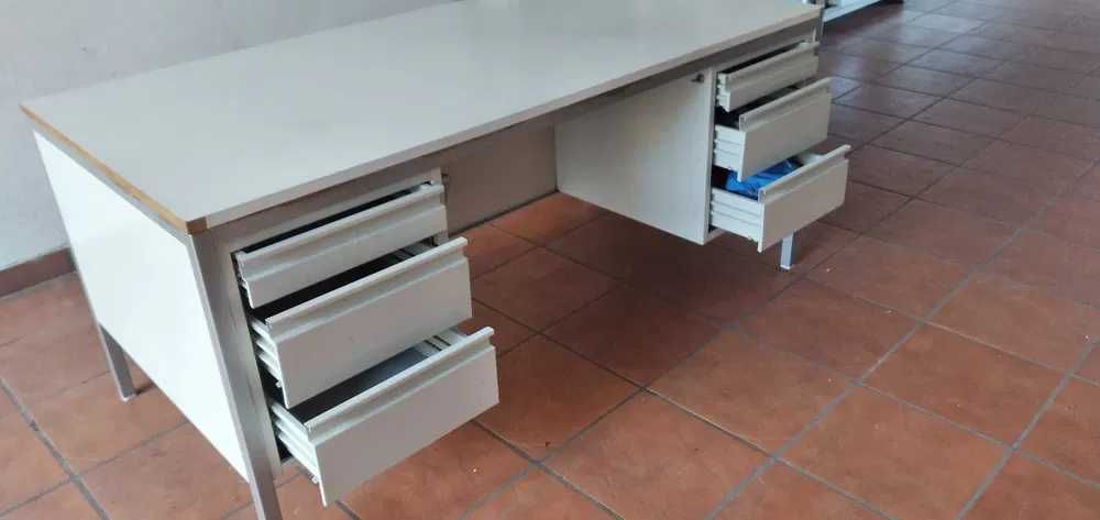 Secretária Metálica