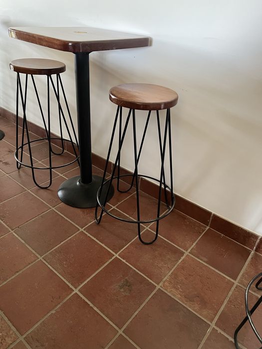 Conjunto 1 mesa e 2 bancos de bar