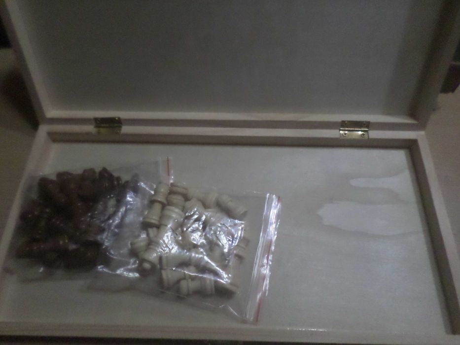 Jogo de xadrez com caixa madeira