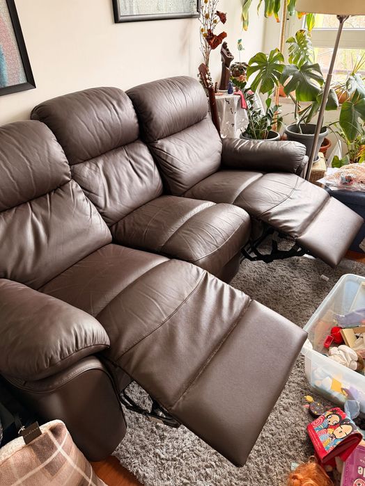 Sofá com pernas extensíveis