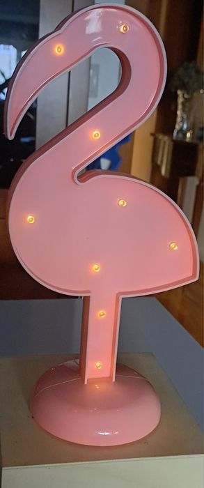 Candeeiro decorativo em forma  de Flamingo.  Com luzes LED