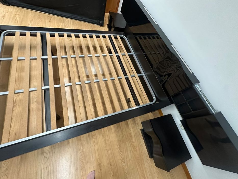 Mobília de quarto com cama, estrado, cómoda e mesas de cabeceira