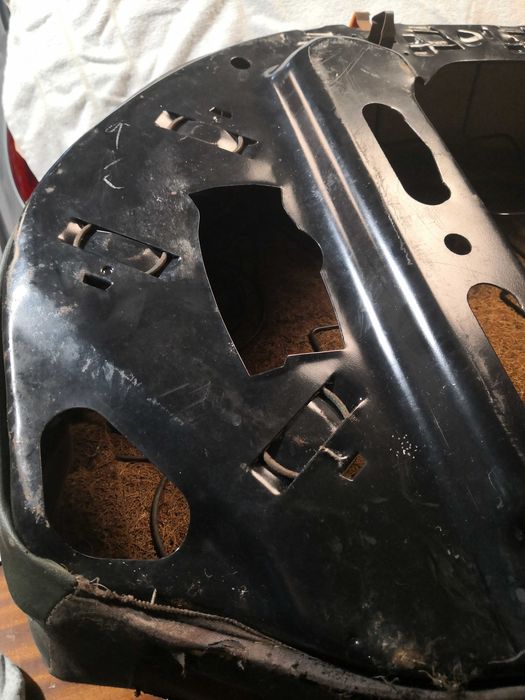 Mercedes W123. Banco Traseiro com encostos de cabeça
