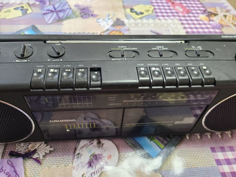 Магнітола  Grundig.