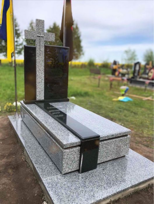 Гранітні памятники.