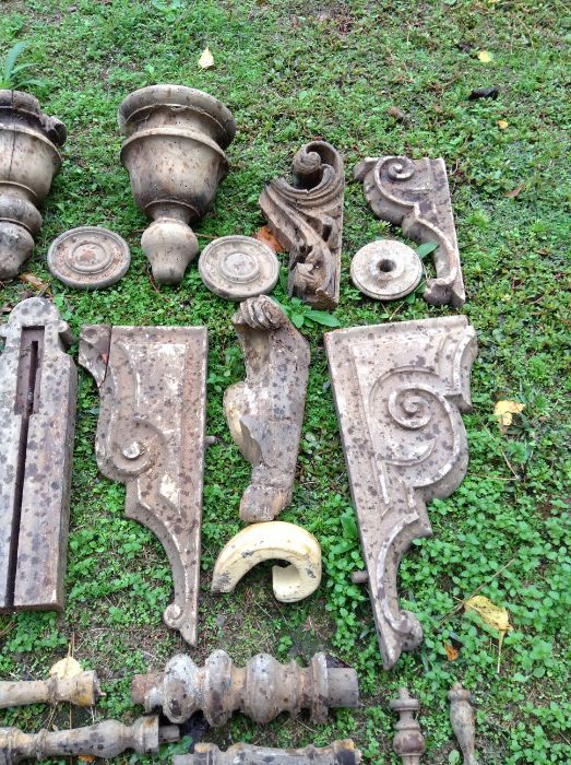 Lote fragmentos em madeira de talha e decorativos