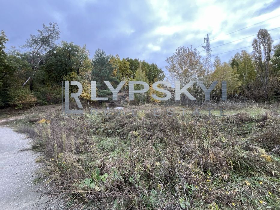 Ділянка в гарній локації біля лісу