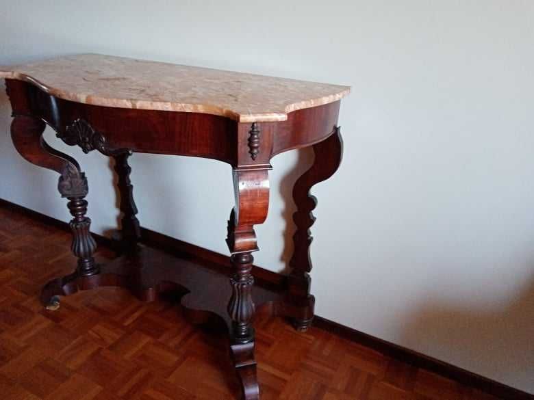 Credência com tampo em mármore