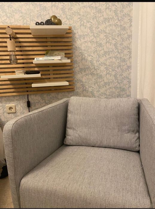 Cadeirão em tons de cinza