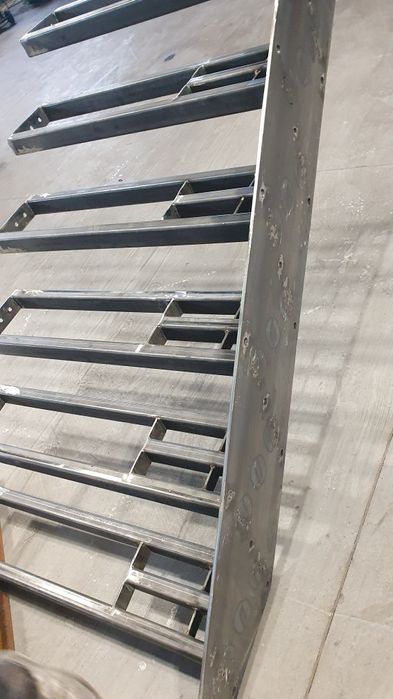 Schody półkowe wspornikowe wiszące - konstrukcja stalowa