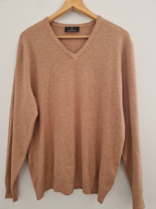 Cudny milutki sweterek  w modnym kolorze