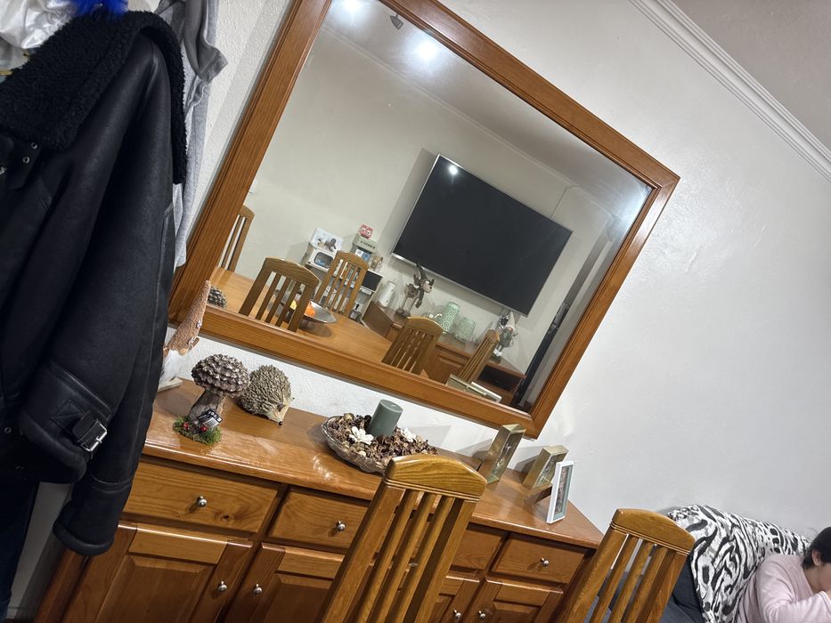 2 moveis sala com mesa e 6 cadeiras e espelho