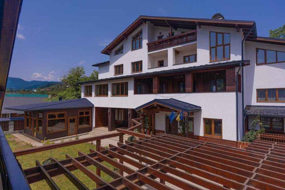 Продається будинок у серці Карпат зі СПА та критим басейном