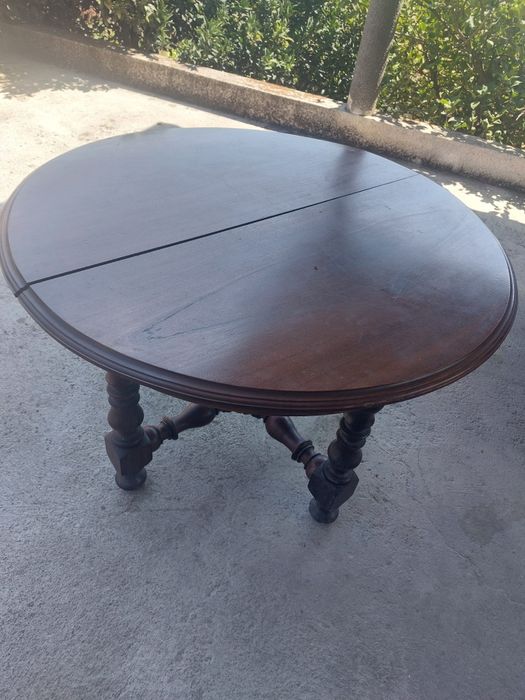 Mesa maciça com 4 cadeiras