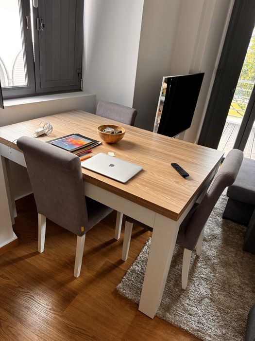 Sofa e mesa de sala/cozinha