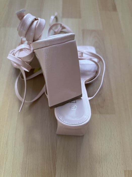 Персикового кольору босоніжки на завʼязках