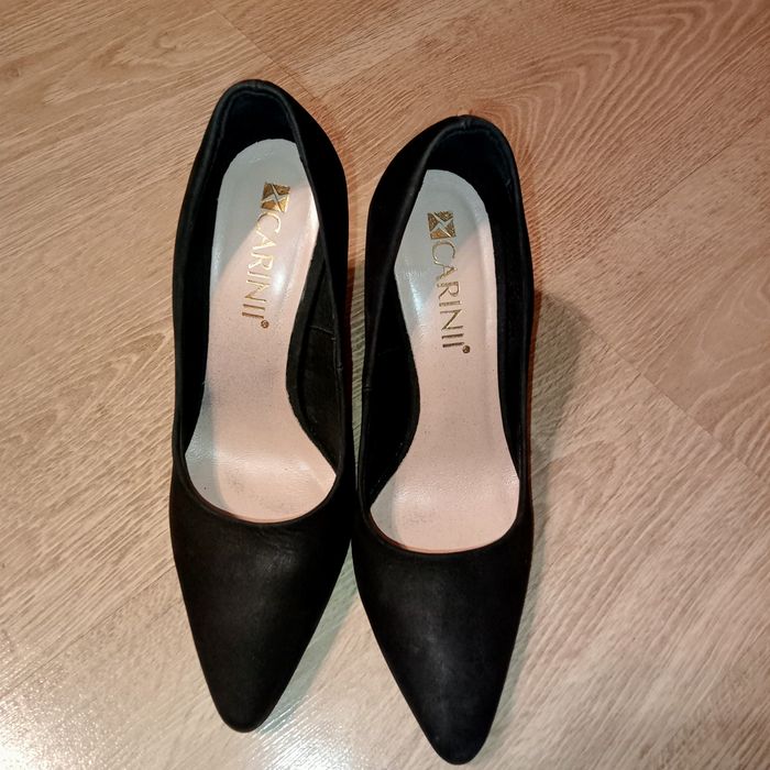 Buty  na słupku z pięknym obcasem