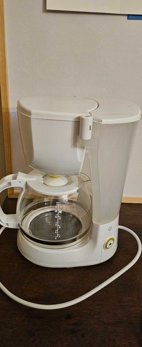 Cafeteira branca e sanduicheira