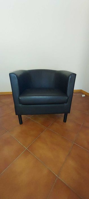 Poltrona em pele preta do ikea usada em bom estado