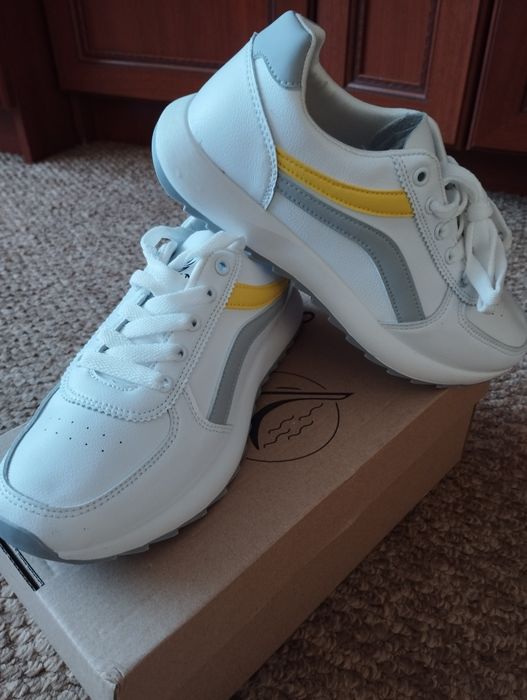 Кросівки на весну