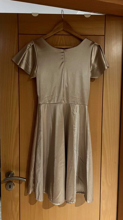 Vestido de festa dourado claro acetinado