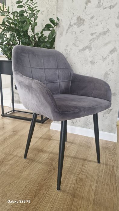 Krzesła do salonu 4 + 2 uszkodzone gratis