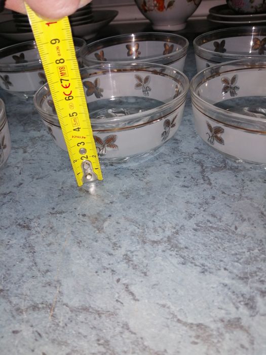 Salaterki szklane plus miska.