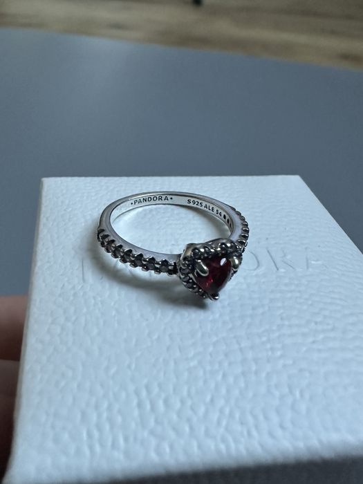 Srebrny pierścionek Pandora z wypukłym czerwonym sercem r. 54