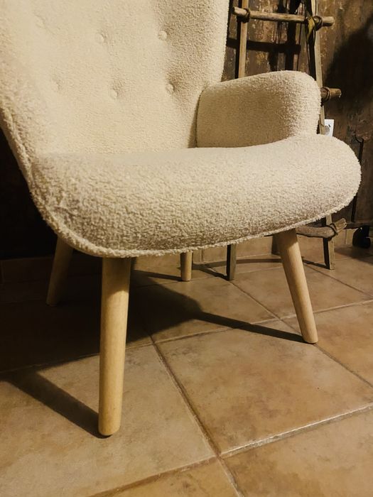 Poltrona  em pelo bege