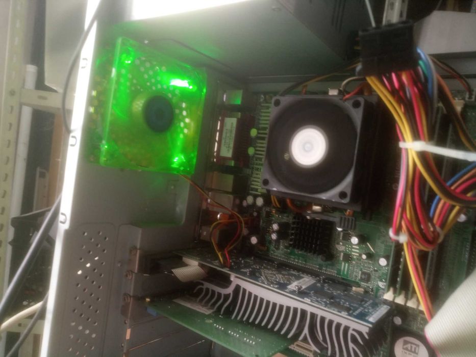 computador de secretaria a funcionar muito bem.