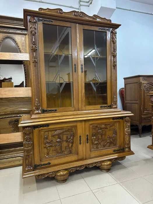 Rzeźbiony komplet – witryna, komoda, stół + 6 krzeseł.