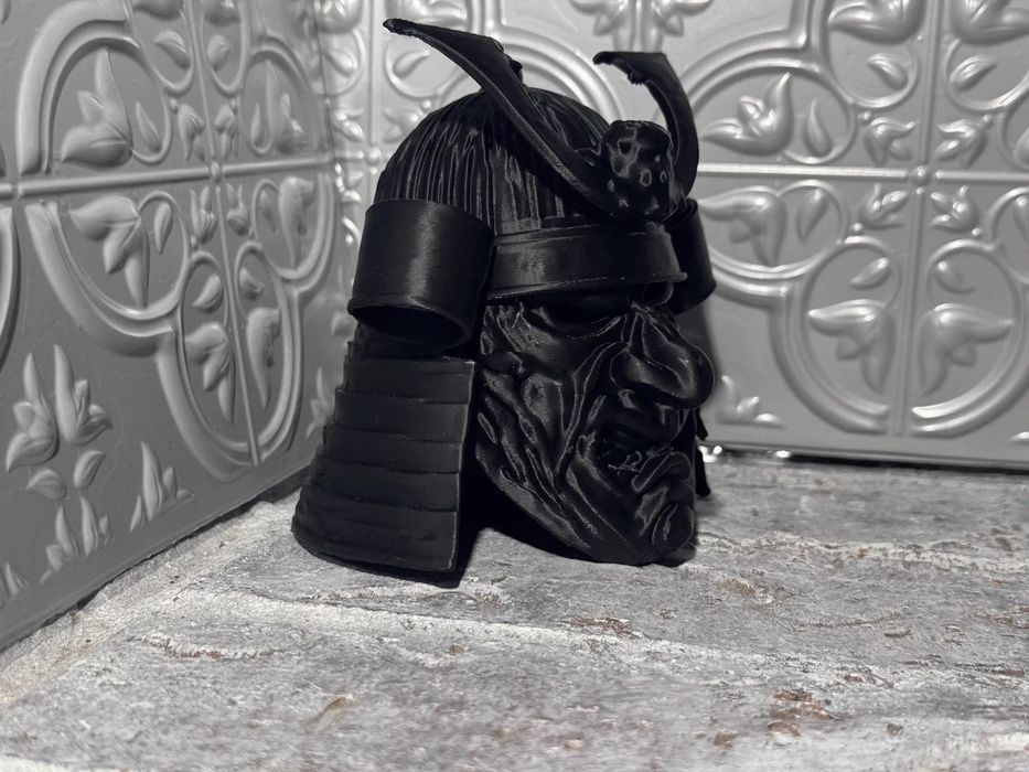 Capacete Antigo de Samurai Detalhado