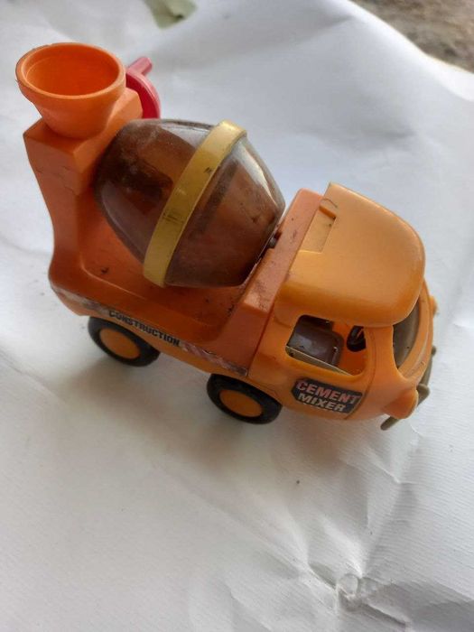 Brinquedo com forma de camião betoneira