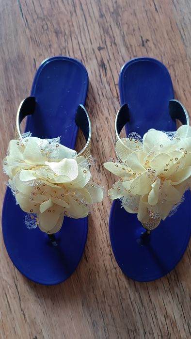 Śliczne klapki z kwiatkiem