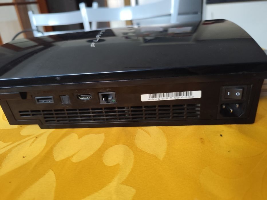 PlayStation 3 com todo completo com o comando e dois jogos