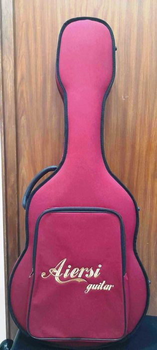 Estojo para guitarra clássica.