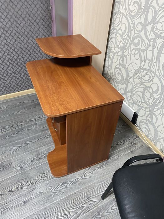 Компактний компютерний столик