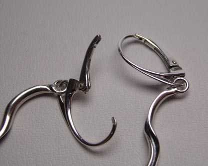 Srebrne wiszące kolczyki wywijane rurki wewnątrz oksydowane