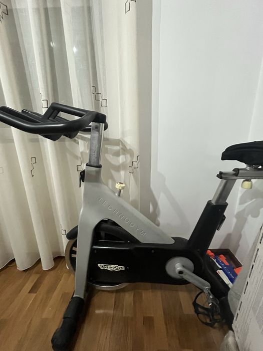 Bicicleta TechnoGym Group Cycle