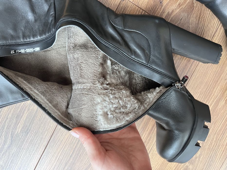 Чорні шкіряні ботфорти