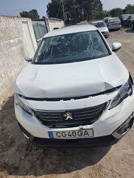 Peugeot 5008 acidentado